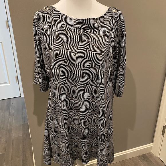 Cable and Gauge Women’s cold shoulder black and white top - Picture 1 of 1